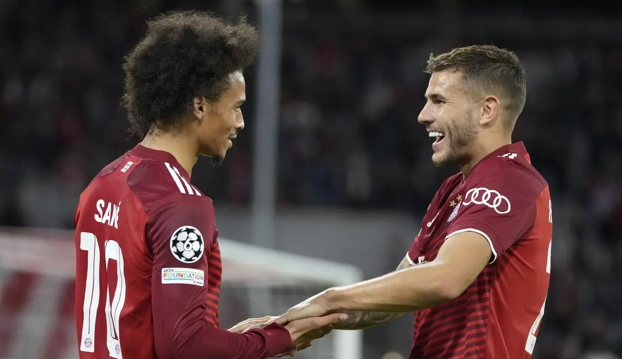 Gelandang Bayern Munchen, Leroy Sane (kiri) berselebrasi usai mencetak gol ke gawang Dynamo Kiev pada pertandingan grup E Liga Champions di Allianz Arena, Munich, Jerman, Kamis (30/9/2021). Bayern menang atas Dynamo Kiev 5-0. (AP Photo/Matthias Schrader)
