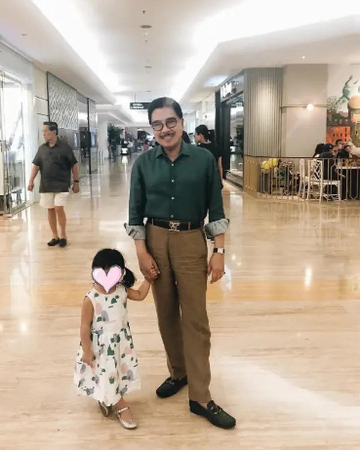 Gaya Outfit Mendiang Hotma Sitompul yang Selalu Rapi dan Stylish