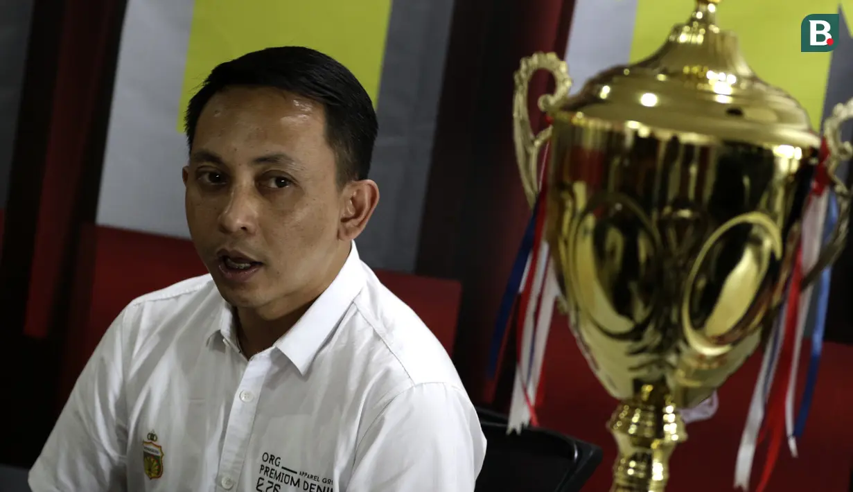 Manajer tim Bhayangkara FC, I Nyoman Yogi Hermawan, saat memperkenalkan pemain baru, Saddil Ramdani, di Mess Bhayangkara, Jakarta, Sabtu (8/2). Saddil menjadi rekrutan terakhir Bhayangkara FC.(Bola.com/Yoppy Renato)