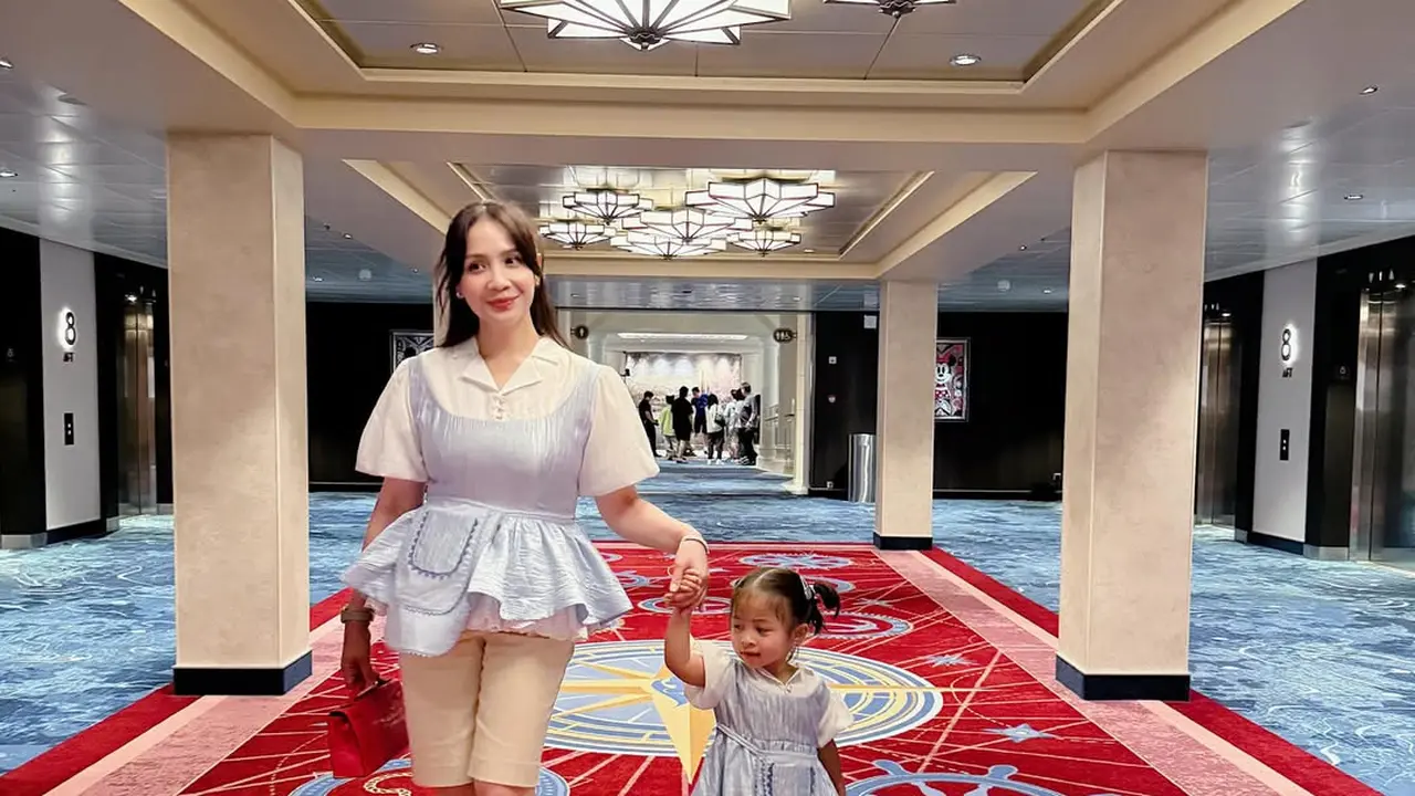 Gaya Kompak Nagita Slavina dan Lily Bak Karakter Alice in Wonderland saat Liburan di Disney Cruise