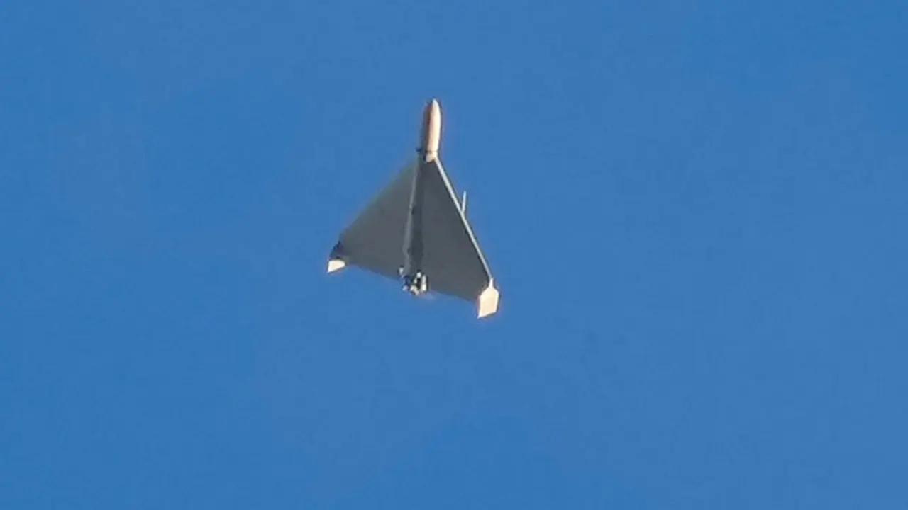 Drone Shahed buatan Iran yang diluncurkan Rusia terlihat melintas di langit beberapa detik sebelum menghantam bangunan di Kyiv, Ukraina, pada 17 Oktober 2022.