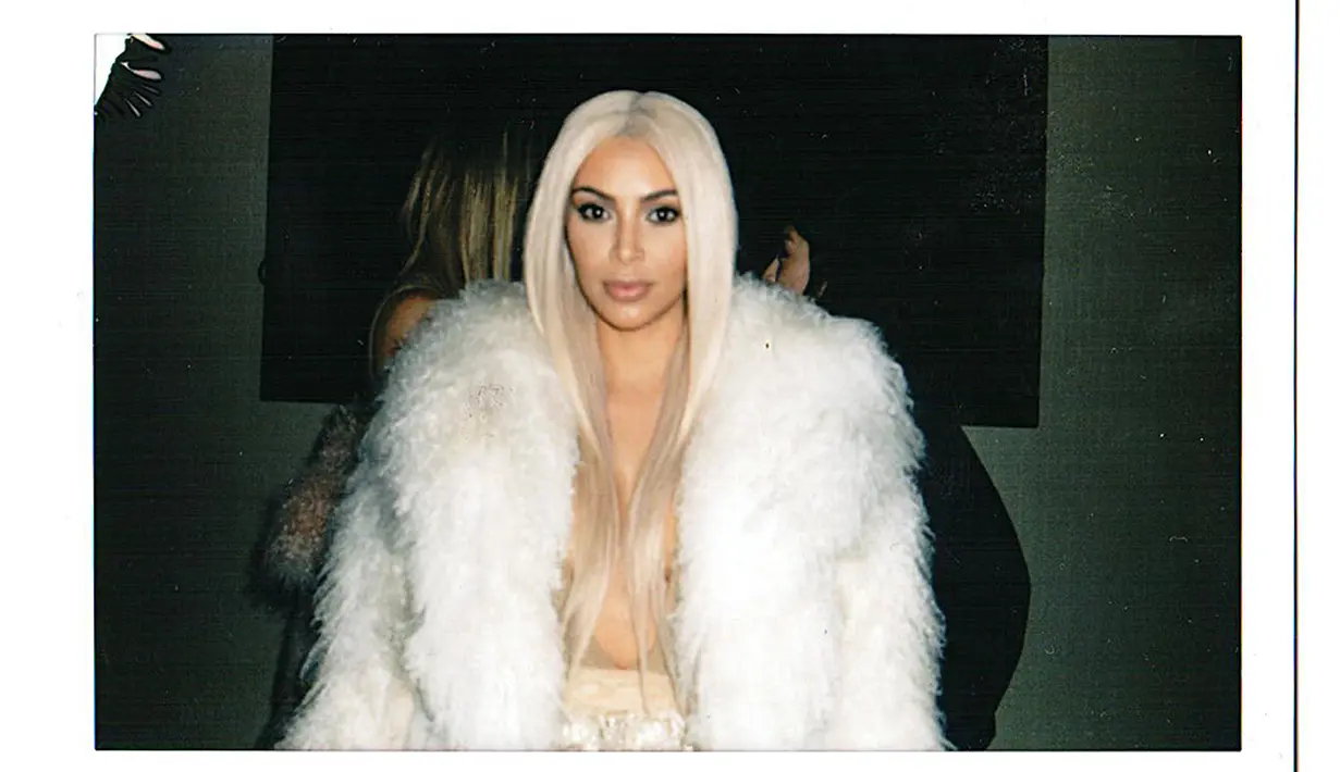 Begini penampilan Kim Kardashian di balik layar di Yeezy Show, New York Fashion Week 2016. (Rex/Shutterstock/HollywoodLife)