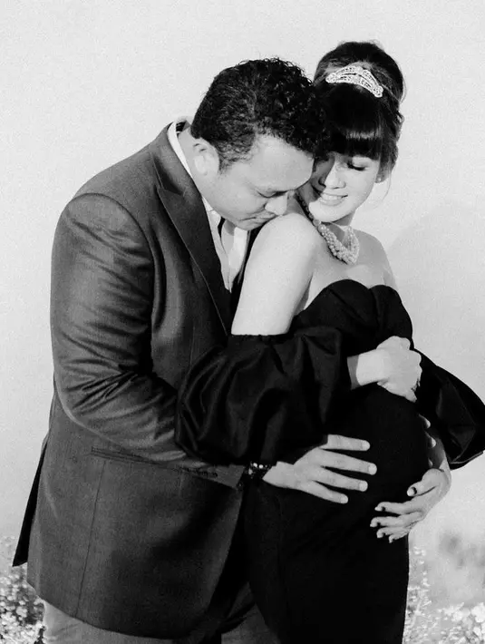 Usai gelar baby shower, Adiezty Fersa menjalani pemotretan bertema film Breakfast At Tiffany’s. (Instagram/adieztyfersa).