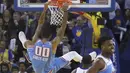 Pemain Sacramento Kings, Willie Cauley-Stein melakukan dunk saat melawan Golden State Warriors pada laga NBA basketball game di Golden 1 Center, Oakland, California, (16/3/2018). King menang 98-93. (AP/Ben Margot)