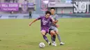 Pemain Persebaya Surabaya, Sho Yamamoto, berusaha melewati pemain Persita Tangerang, Bae Sin-yeong, pada laga Liga 1 di Stadion Indomilk Arena, Tangerang, Rabu (18/1/2023). Persebaya menang dengan skor 5-0. (Bola.com/M Iqbal Ichsan)