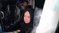 Ibunda Gustiwiw, Sri Yulianti, yang ada di rumah, sempat tak percaya mendapat kabar putranya meninggal dunia. Ia pun menguak kronologi Gustiwiw mangkat. (Foto: M. Altaf Jauhar)