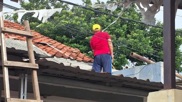 Hujan deras dan angin kencang rusak rumah warga di Depok