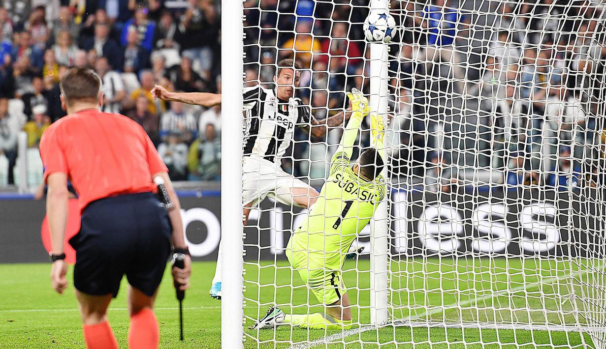 Striker Juventus, Mario Mandzukic, mencetak gol ke gawang AS Monaco. Gol Juventus dicetak oleh  Mario Mandzukic dan Dani Alves, sementara gol AS Monaco oleh Kylian Mbappe. (EPA/Alessandro Di Marco)