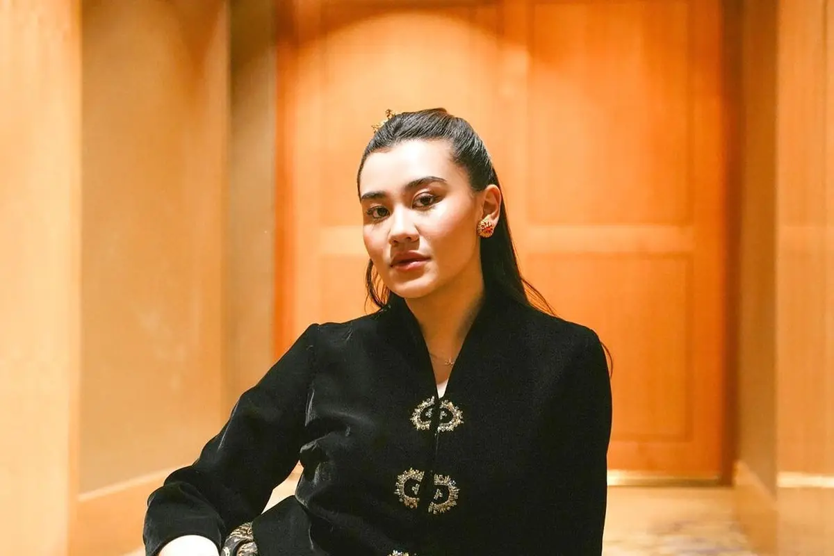 Adu Gaya Bangsawan Kembar dari Erina Gudono dan Aaliyah Massaid yang Kenakan Kebaya Sama, Siapa yang Lebih Terlihat Ningrat?