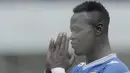 Striker Persib Bandung, Ezechiel Ndoussel, tampak kecewa usai gagal membobol gawang Arema FC pada laga persahabatan di Stadion GBLA, Bandung, Minggu (18/3/2018). Persib menang 2-1 atas Arema FC. (Bola.com/M Iqbal Ichsan)