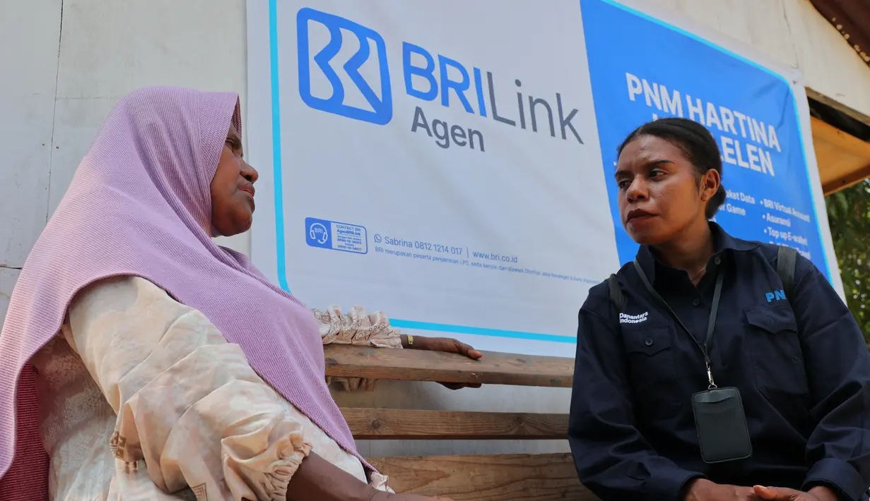Ketua Kelompok PNM Mekaar Kampung Arar dan BRILink Agen, Ragaia Sosir berbincang dengan Mantri PNM Mekaar. Ia pertama kali mengetahui peluang menjadi BRILink Agen melalui anaknya yang mengikuti kegiatan bersama PNM Mekaar. (Sumber: BRI/Advertorial)
