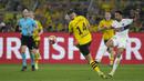 Striker Borussia Dortmund, Niclas Fullkrug (tengah) melepaskan tendangan yang menghasilkan gol ke gawang PSG pada laga leg pertama semifinal Liga Champions 2023/2024 di Signal Iduna Park Stadium, Dortmund, Rabu (1/5/2024). (AP Photo/Matthias Schrader)
