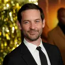 Potret Tobey Maguire Pimpin Pernikahan Mantan Istri di Hawaii
