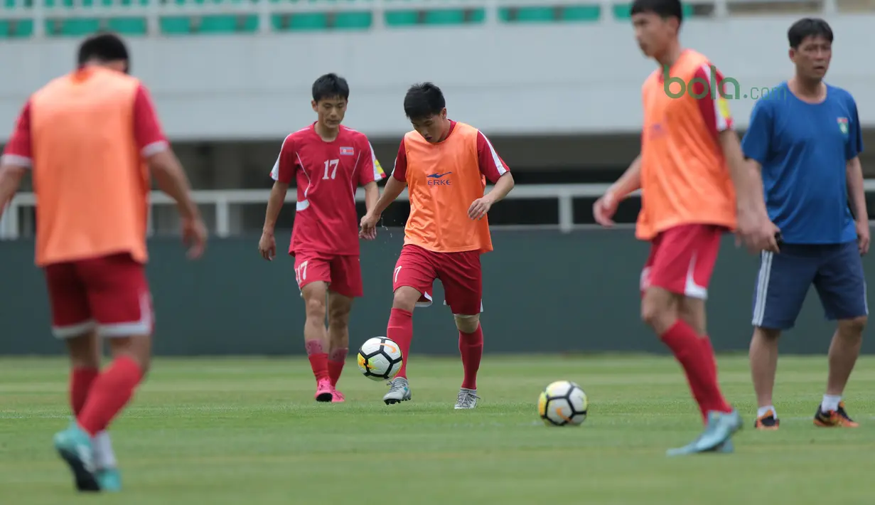 Para pemain Korea Utara melakukan sesi uji coba lapangan di Stadion Pakansari, Bogor, (26/4/2018). Korea Utara akan mengikuti ajang PSSI Anniversarry Cup 2018. (Bola.com/Nick Hanoatubun)