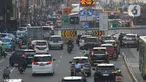 Suasana lalu lintas di Kawasan Glodok Hayam Muruk, Jakarta, Jumat (21/7/2023). Proyek Pembangunan MRT fase dua membentang sepanjang 11,8 kilometer dari Kawasan Bundaran HI hingga Ancol Barat. (merdeka.com/Imam Buhori)