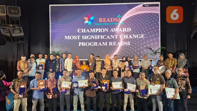 Pemberian penghargaan kepada pemenang Program READSI (Liputan6.com/Fauzan)