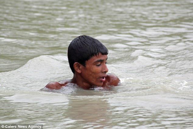 Belai, pemuda asal Bangladesh | Photo copyright Dailymail.co.uk
