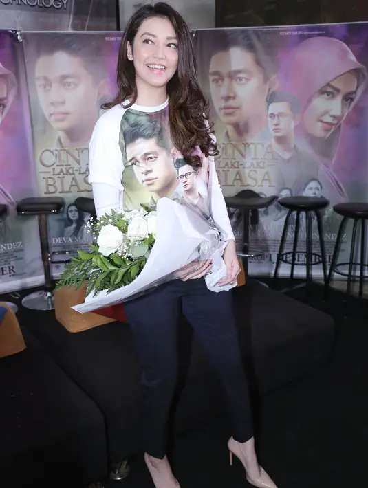 Membintangi film terbarunya berjudul Cinta Laki-laki Biasa, Velove berperan sebagai Nania. Dimana salah satu adegannya menuntut Velove untuk memakan petai dan itu jadi yang pertama kalinya. (Galih W. Satria/Bintang.com)