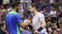 Andy Murray bersalaman dengan Marcel Granollers seusai laga babak kedua AS Terbuka 2016, Kamis (1/9/2016) waktu setempat. (EPA/Justin Lane)