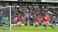 Para pemain Brighton and Hove Albion dan Manchester United memperebutkan bola dalam area penalti Manchester United pada pertandingan sepak bola Liga Inggris di American Express Community Stadium, Brighton, Inggris, 7 Mei 2022 . Manchester United kalah 0-4. (Glyn KIRK/AFP)