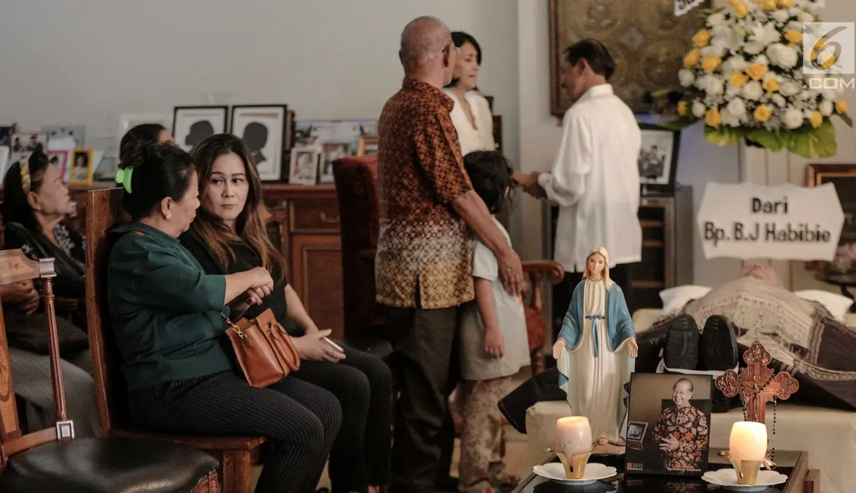 Jenazah mantan Menteri Tenaga Kerja era Presiden Soeharto, Cosmas Batubara disemayamkan di Jalan Cidurian Nomor 3, Cikini, Jakarta, Kamis (8/8/2019). Cosmas Batubara meninggal dunia pada Kamis, 8 Agustus 2019 pukul 03.27 WIB. (Liputan6.com/Faizal Fanani)
