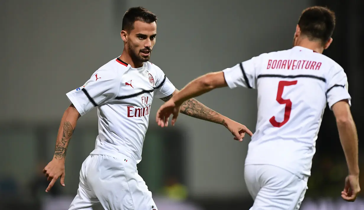 Gelandang AC Milan, Suso (kiri) berselebrasi dengan Giacomo Bonaventura usai mencetak gol ke gawang Sassuolo pada lanjutan Liga Serie A Italia di Stadion Mapei, Reggio Emilia (30/9). AC Milan menang telak 4-1 atas Sassuolo. (AFP Photo/Miguel Medina)