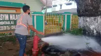 Puluhan ribu pelangan PDAM Kota Malang mengeluhkan bau solar pada air di rumah mereka. Proses flushing di salah satu titik hidran PDAM jadi salah satu cara penanganannya (PDAM Malang Kota)