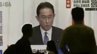 Sebuah layar menunjukkan konferensi pers mantan Menteri Luar Negeri Fumio Kishida setelah kemenangannya dalam pemilihan kepemimpinan Partai Demokrat Liberal, di Osaka, Rabu (29/9/2021). Kishida menang dalam pemilihan di parlemen menjadi perdana menteri Jepang yang baru. (Kyodo News via AP)