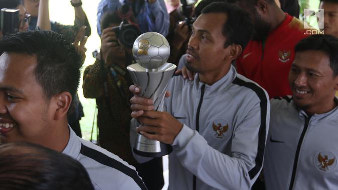 Pemain dan ofisial Timnas U-22 Indonesia tiba untuk bertemu Presiden Joko Widodo di Istana Negara, Kamis (28/2). Jokowi mengadakan pertemuan dengan Timnas U-22 Indonesia yang baru saja menjuarai turnamen Piala AFF U-22. (Liputan6.com/Angga Yuniar)