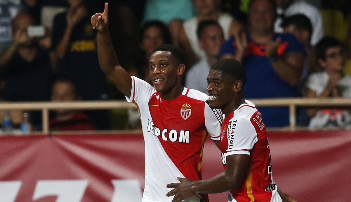 Anthony Martial. Striker Prancis berusia 26 tahun yang sejak Januari 2022 lalu dipinjamkan Manchester United ke Sevilla ini pernah berseragam AS Monaco selama 1,5 musim mulai pertengahan musim 2013/2014 hingga awal musim 2015/2016 usai didatangkan dari Olympique Lyon B. Ia total tampil dalam 70 laga di semua ajang dengan torehan 15 gol dan 8 assist. Manchester United pun merekrutnya pada awal musim 2015/2016 dengan nilai transfer 60 juta euro atau setara Rp923 miliar. Bersama MU ia telah tampil dalam total 269 laga di semua ajang dengan torehan 79 gol dan 50 assist. (AFP/Valery Hache)