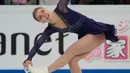 Nicole Rajicova dari Slovakia menunjukkan kemampuannya di atas seluncur es dalam ISU World Figure Skating Championships 2017  di Helsinki, Finlandia, (31/3). (AP Photo / Ivan Sekretarev)