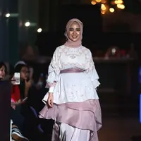 Chacha Frederica pakai tunik dan rok panjang. (Photografer: Daniel Kampua/Bintang.com)