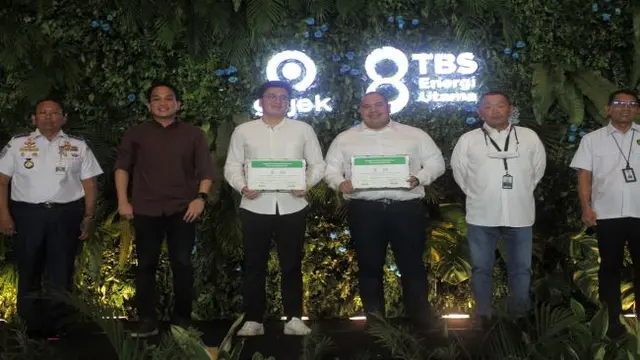 Penandatanganan nota kesepahaman Gojek dan PT TBS Energi Utama Tbk pada Kamis (18/11/2021) (Dok: Istimewa)