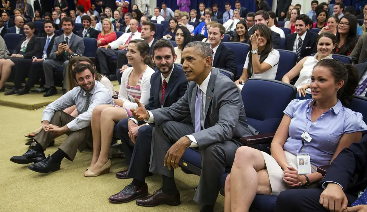 Sesekali terlihat, Presiden Barack Obama berkomentar sambil menyaksikan Clint Dempsey dkk berlaga melawan Belgia di laga 16 besar Piala Dunia 2014, (1/7/2014), (REUTERS/Jonathan Ernst) 