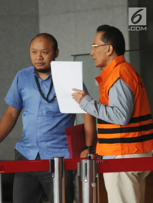 Anggota DPRD Sumatera Utara, Arifin Nainggolan (kanan) usai menjalani pemeriksaan di Gedung KPK, Jakarta, Senin (16/7). Arifin Nainggolan resmi ditahan selama 20 hari ke depan. (Merdeka.com/Dwi Narwoko)