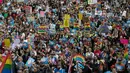 Ribuan orang mengikuti demo kesetaraan pernikahan sejenis di Sydney (10/9). Mereka turun kejalan untuk meminta kesetaraan pernikahan pasangan sesama jenis di Sydney. (AFP Photo/Saeed Khan)