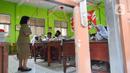 Siswa mengerjakan ujian penilaian akhir semester (PAS) yang dihadiri guru pengawas di SDN Pondok Cina 1 Depok, Jawa Barat, Senin (5/12/2022). Guru SDN Pondokcina 1 Depok kembali hadir di sekolah itu pada hari ini. (merdeka.com/Arie Basuki)