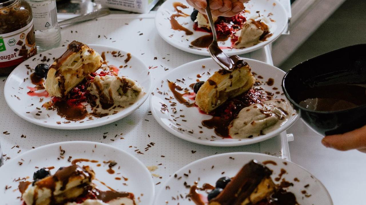 Ada berbagai macam resep cake lezat yang bisa Anda coba buat sendiri di rumah. Salah satunya adalah oatmeal cake. Sesuai namanya, cake yang satu ini berbahan dasar oat. Selain mudah dibuat, oatmeal cake juga mengeyangkan sehingga cocok untuk dijadikan cam