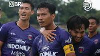 Kapten Persita Tangerang Agung Prasetyo merayakan golnya ke gawang Persela Lamongan dalam lanjutan BRI Liga 1 2021/2022 di Stadion I Gusti Ngurah Rai, Denpasar, Selasa (11/01). (foto: Instagram @liga1match)