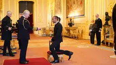Pembalap Lewis Hamilton, menerima gelar kebangsawanan dari Pangeran Charles untuk prestasinya di bidang olahraga, di Kastil Windsor, Rabu (15/12/2021). Pemegang gelar juara dunia balapan Formula Satu tujuh kali ini diberi gelar Knight Bachelor. (Dominic Lipinski/PA via AP)