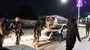 Aparat kepolisian dan militer berjaga di lokasi serangan bom bunuh diri di Quetta, Balochistan, Pakistan, Selasa (9/1). Serangan bom bunuh diri yang menghantam truk polisi Pakistan tersebut menewaskan 7 orang. (Liputan6.com/Banaras Khan)