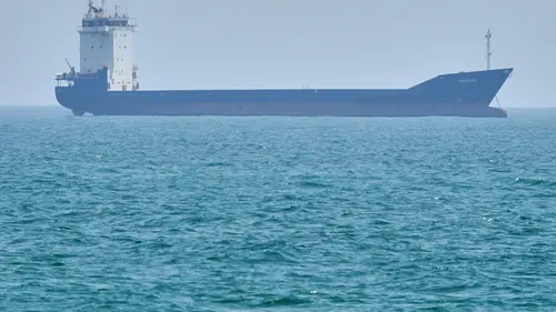 Sebuah kapal tanker berlabuh di Selat Hormuz di lepas pantai Pulau Qeshm, Iran, Sabtu, 18 April 2026. (AP Photo/Asghar Besharati)