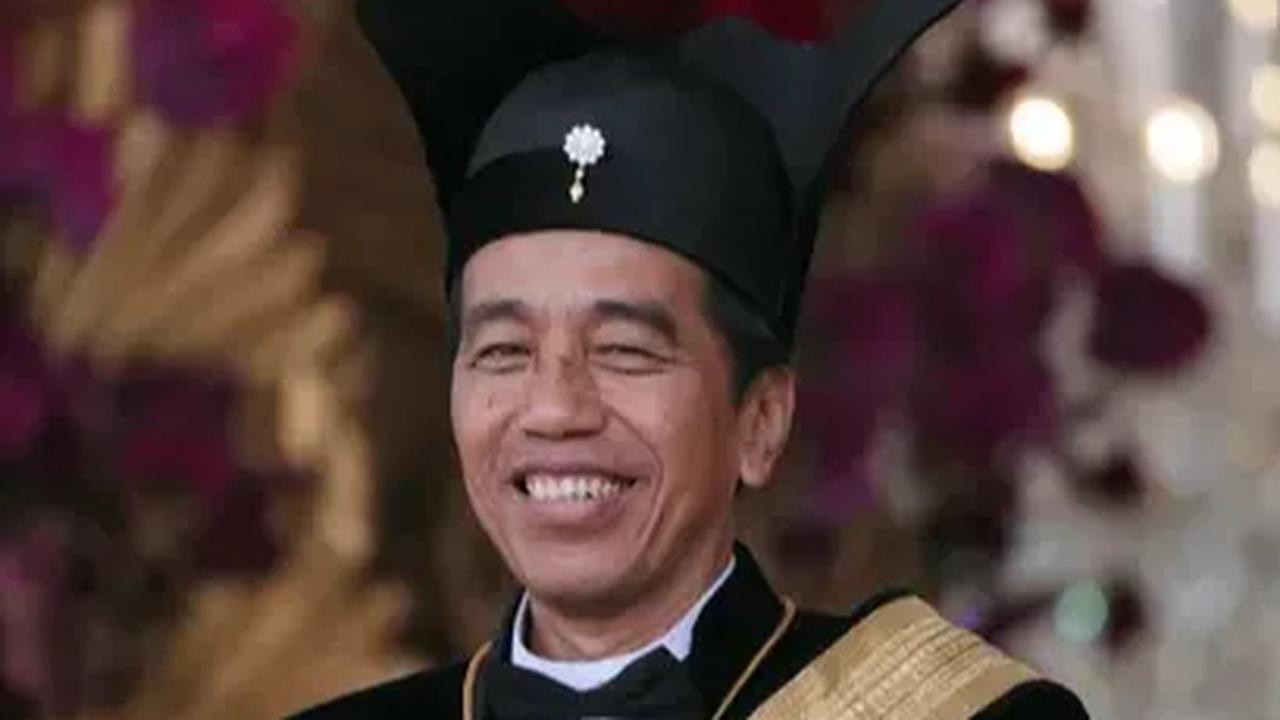 "Ini Ageman Songkok Singkepan Ageng dari Keraton Kasunanan Surakarta Hadiningrat," ujar Jokowi kepada wartawan menjelang upacara HUT RI di Istana Merdeka, Jakarta Kamis (17/8).