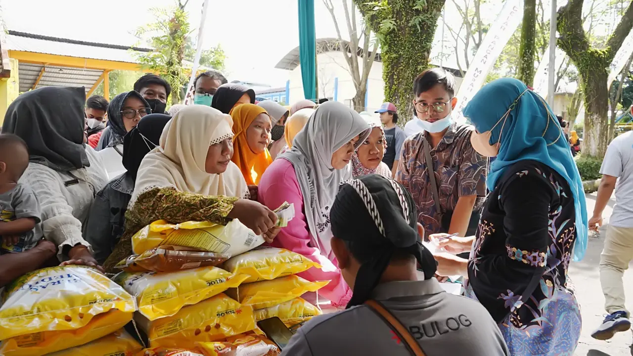 Kegiatan Pasar Murah  di Lumajang Untuk tekan kenaikan harga kebutuhan pokok di pasaran (Istimewa)