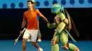 Petenis Serbia, Novak Djokovic menggandeng satu karakter kura - kura ninja di Melbourne Park, Australia, (16/1).  Acara ini juga sebagai kampanye penyelenggaraan Turrnamen  tenis Australia Terbuka yang dimulai 18 januari 2016. (REUTERS / Issei Kato)