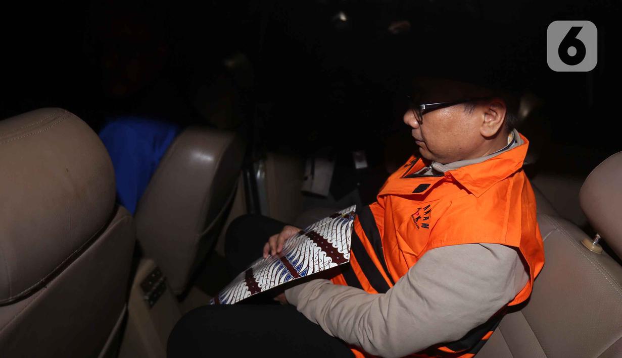 Dalam kasus ini, Yaqut Cholil Qoumas dan Ishfah Abidal Aziz disangkakan melanggar Pasal 2 dan Pasal 3 Undang-Undang Pemberantasan Tindak Pidana Korupsi terkait kerugian keuangan negara. Kerugian negara dalam perkara ini ditaksir mencapai Rp622.090.270.166,41 atau sekitar Rp622 miliar. Tampak dalam foto, mantan Menteri Agama, Yaqut Cholil Qoumas, saat dibawa menuju mobil tahanan di Gedung Merah Putih Komisi Pemberantasan Korupsi (KPK), Jakarta, Kamis (12/3/2026). (Liputan6.com/Helmi Fithriansyah)