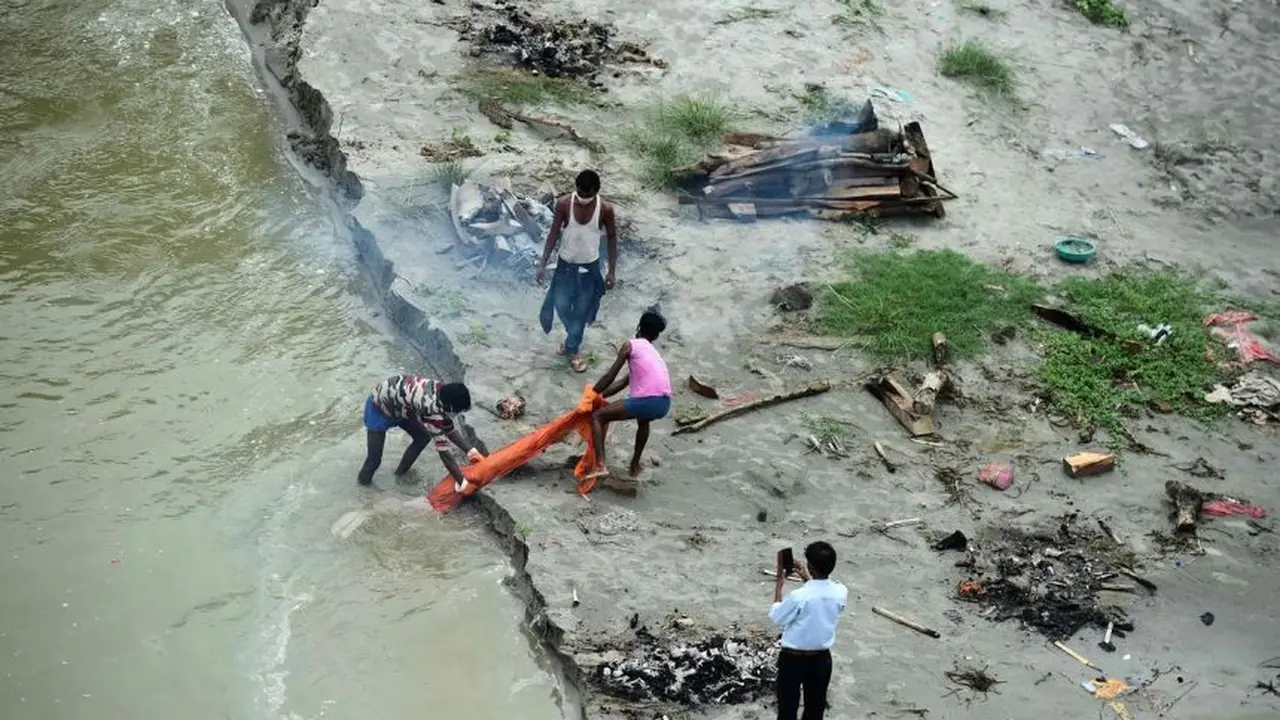 Jenazah pasien COVID-19 mengambang di sungai gangga akibat luapan air banjir (AP)