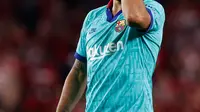 Penyerang Barcelona, Luis Suarez bereaksi selama laga pekan kelima La Liga melawan Granada di Stadion Nuevo Los Cármenes, Sabtu(21/9/2019). Barcelona secara mengejutkan tumbang dalam lawatannya ke markas tim promosi, Granada 0-2. (AP Photo/Miguel Morenatti)