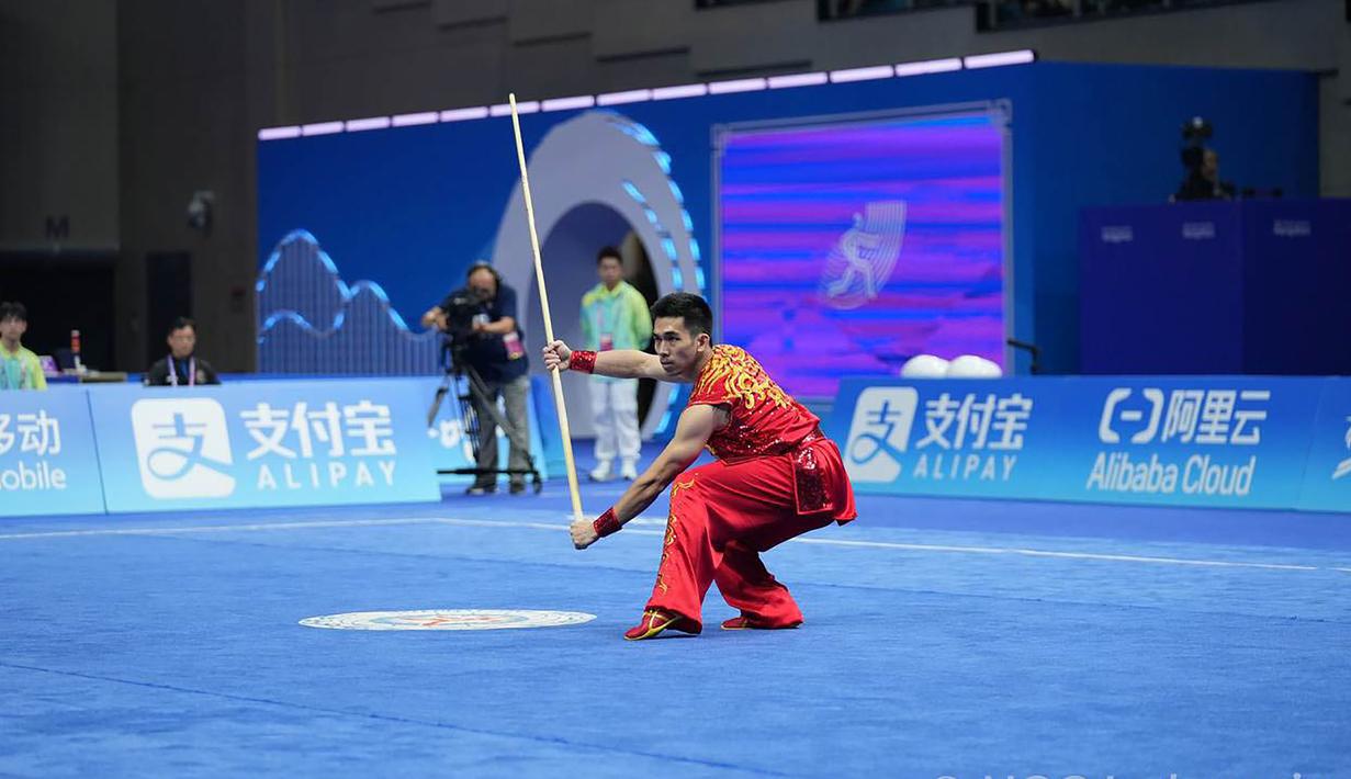Atlet wushu Indonesia, Harris Horatius saat berlomba di nomor men’s nanquan dan nangun all-around Asian Games 2022 di XSG Sports Centre, Hangzhou, China, Selasa (26/9/2023). Raihan medali emas Harris Horatiu menjadi loncatan besar setelah sebelumnya ia hanya menempati peringkat ke-9 pada Asian Games 2018 lalu. (NOC Indonesia/Tetuko Mediantoro)