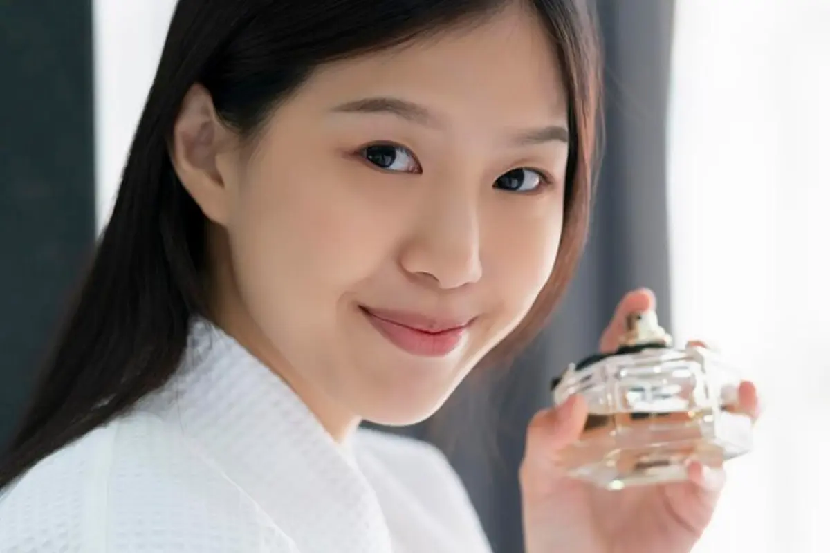 Perempuan cantik dengan parfum favoritnya